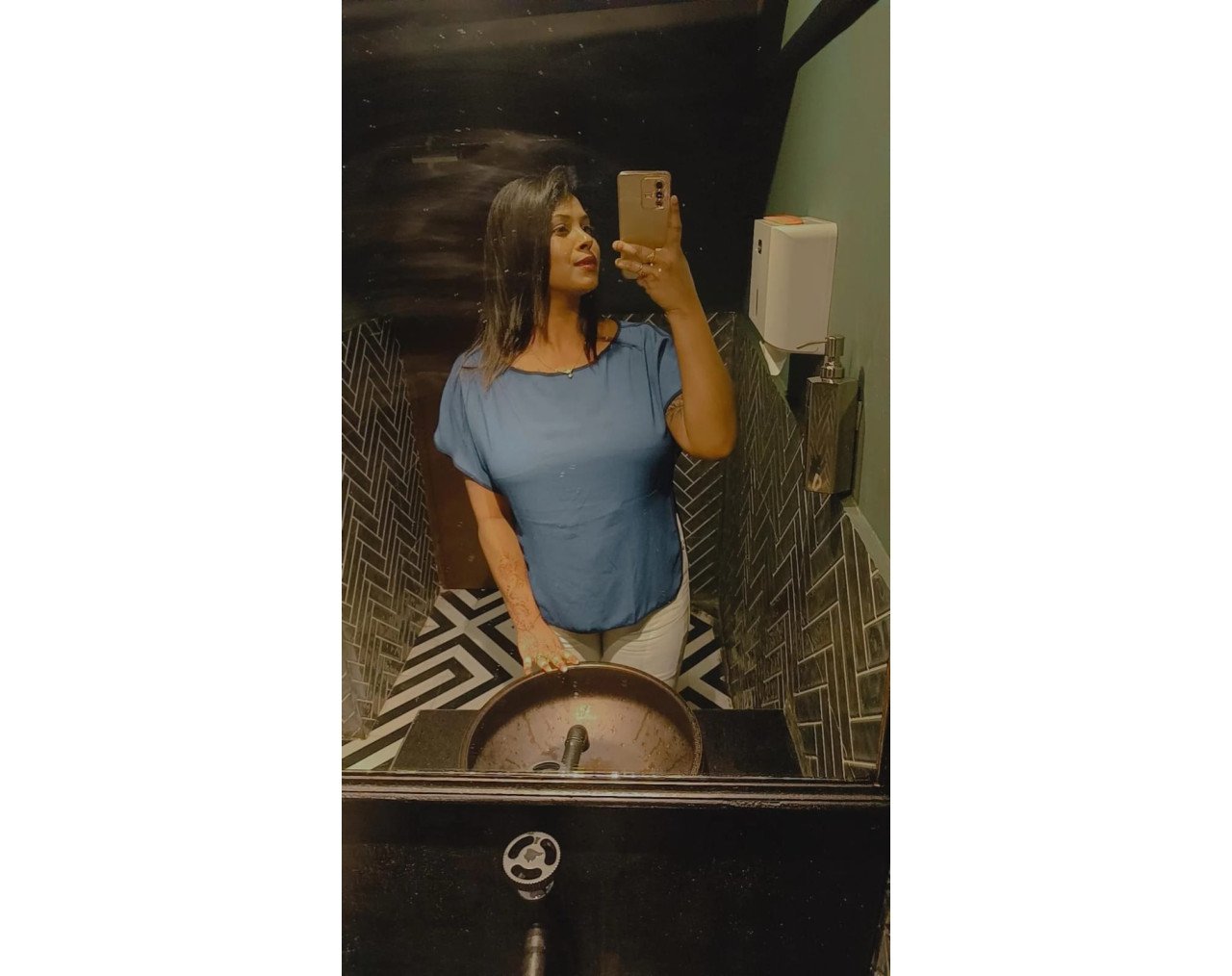 Book Bangalore call girl get 24x7 escort service available.